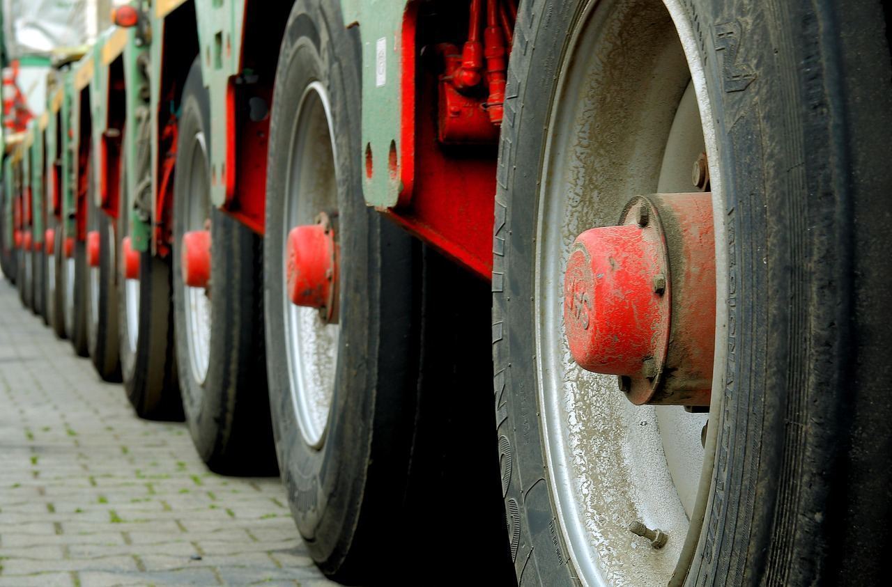 Roadside tire change with jack and tools, the kind of situation a trunk kit is for